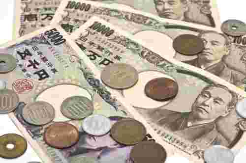 1万円札と5千円札の上に十円玉のような硬貨が置かれている様子