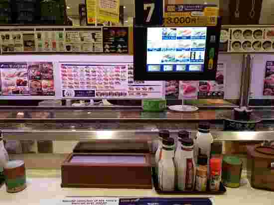 おいしい寿司が回るはま寿司のカウンター