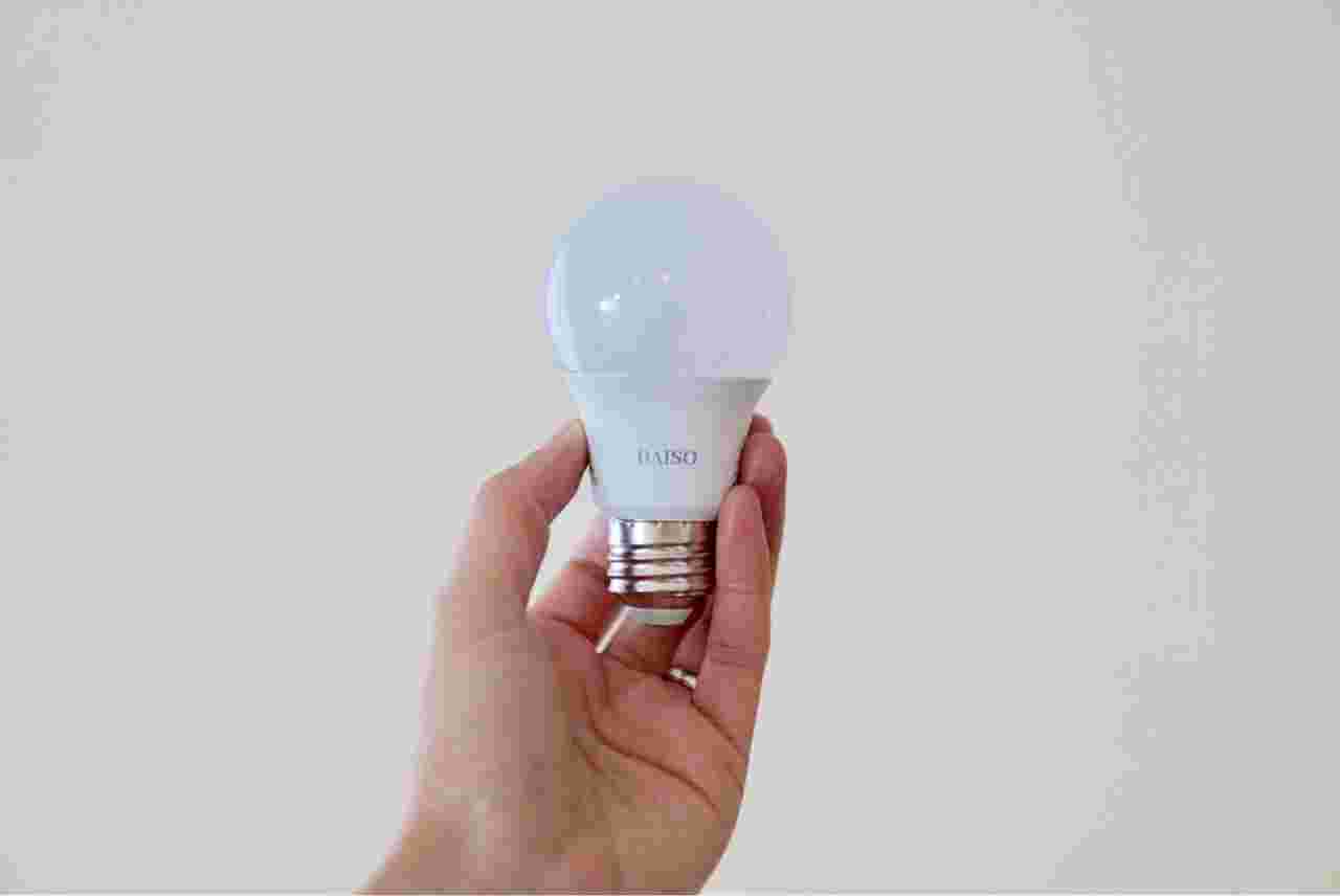 ダイソーのLED電球を手に持っている