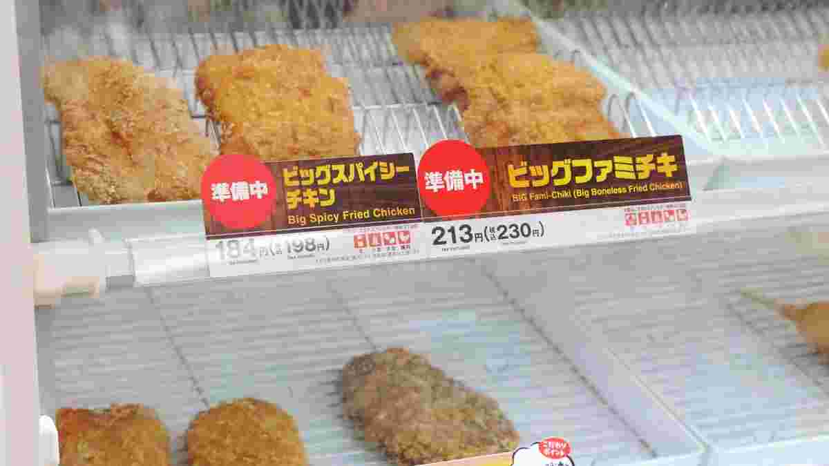 スパイシーチキンなどが売られている様子