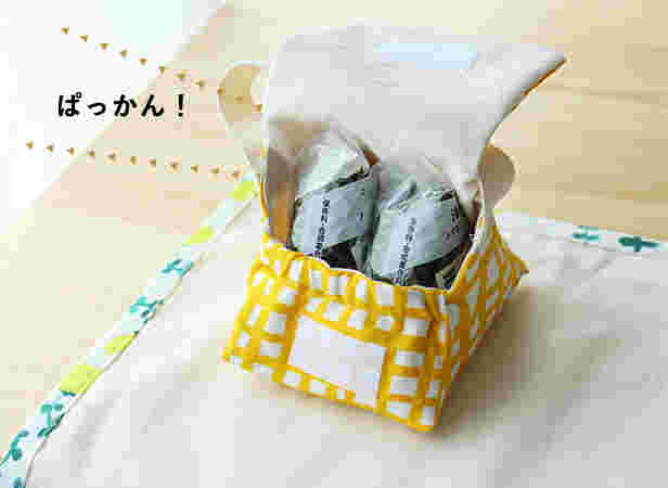 おにぎりケースの中に2個のおにぎりが入った様子
