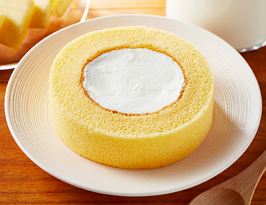 プレミアムロールケーキをお皿に盛り付け