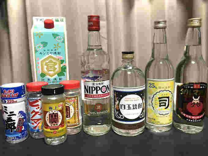 テーブルに並べられてたお酒の瓶