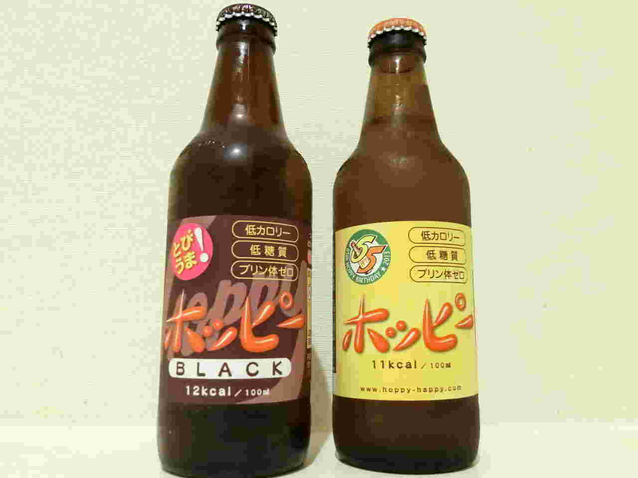 テーブル置かれた2本の瓶