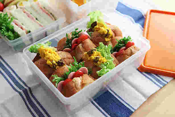 サンドイッチの入ったタッパー弁当