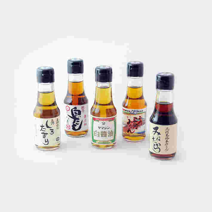 5本並んだ調味料