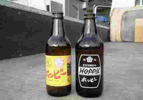 地面に置かれたホッピーの瓶