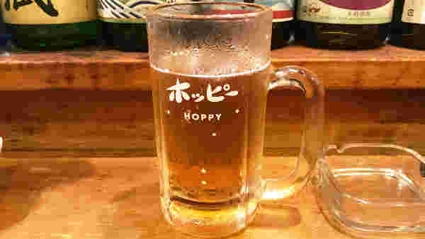 テーブルに置かれたジョッキ