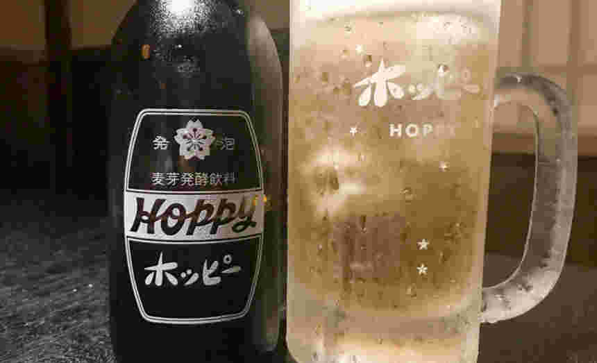 テーブルの上に置かれた瓶とジョッキ