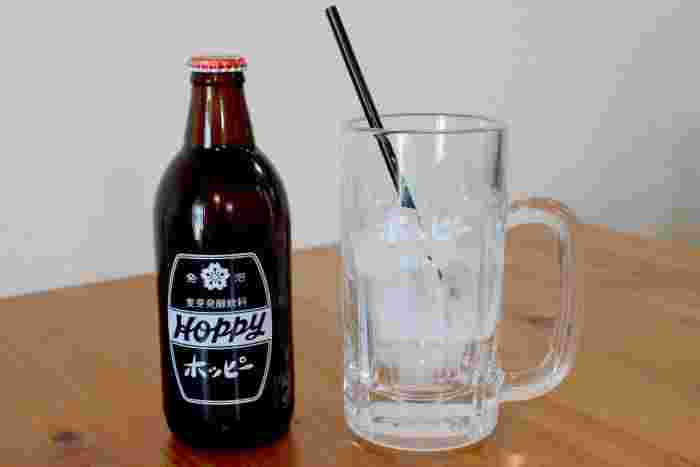 テーブルの上に置かれた瓶と氷の入ったジョッキ