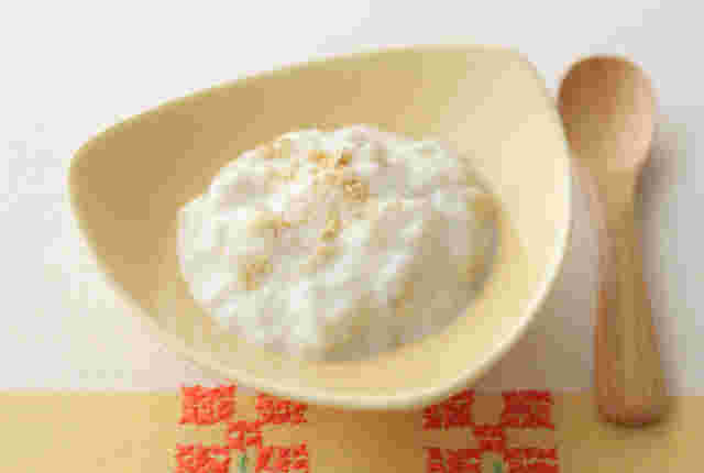 きな粉がかかった離乳食と木のスプーン