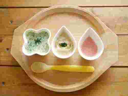 3種類の離乳食とスプーン