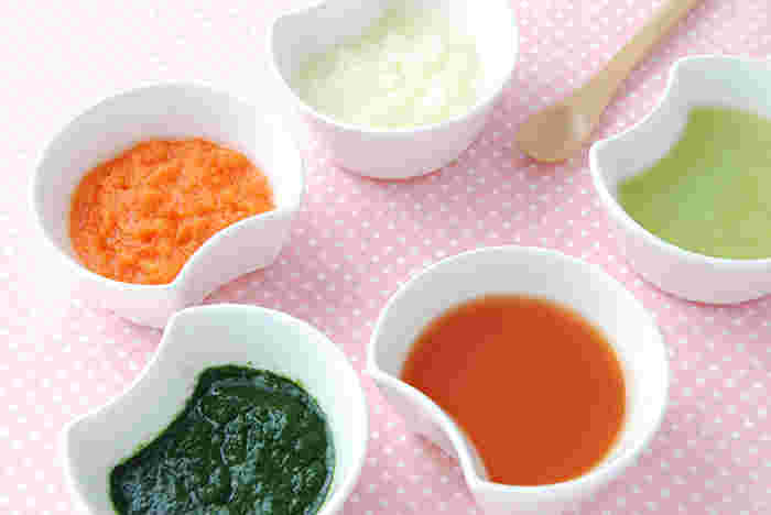 5種類の野菜のペーストと木のスプーン