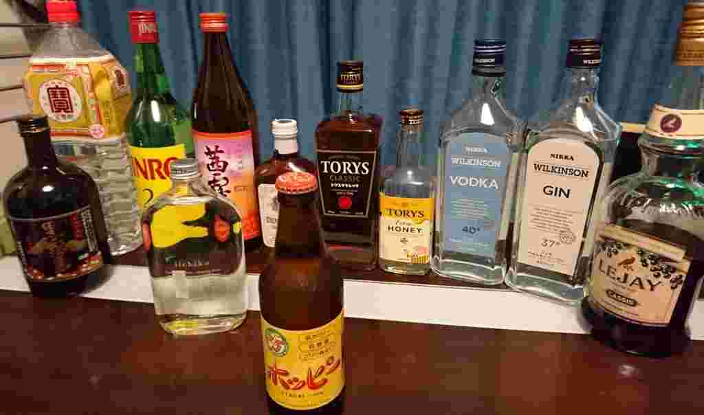 机の上に並べられたさまざまなお酒