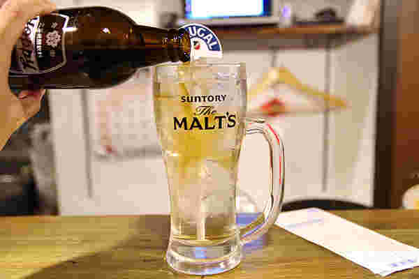 ジョッキに飲み物を注いでいる