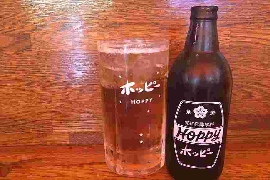 テーブルの上に置かれたグラスとビール瓶