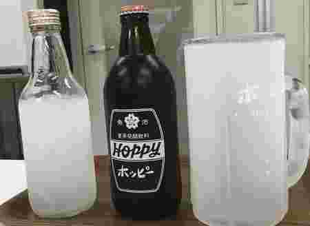 テーブルの上によく冷えた瓶2本と凍ったジョッキ