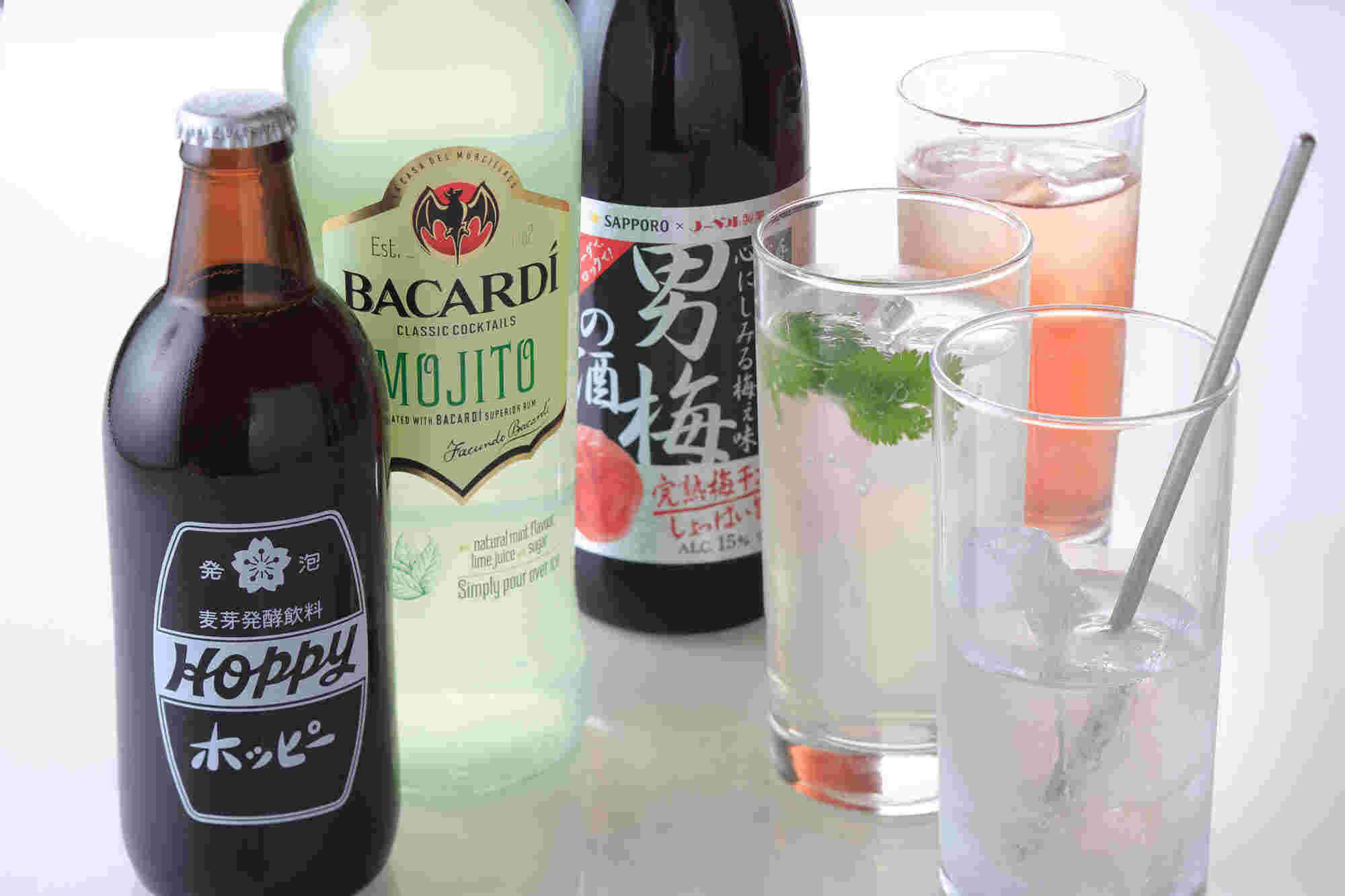 テーブルに並べられたお酒の瓶とお酒の入ったグラス