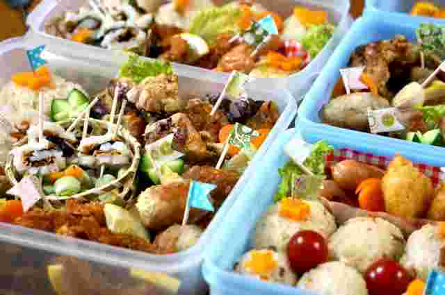 大きいタッパーに詰められた豪華なお弁当