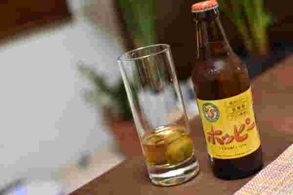 梅が入ったグラスとお酒の瓶
