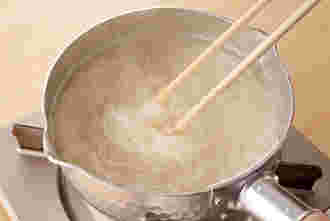 鍋で素麺を茹でているイメージ