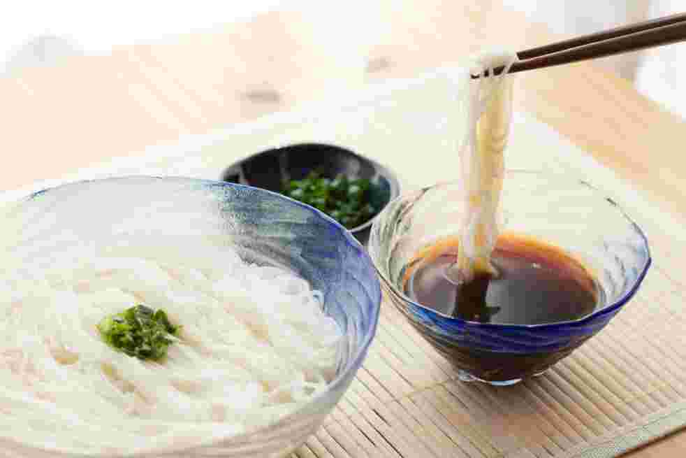 めんつゆにつけたそうめん
