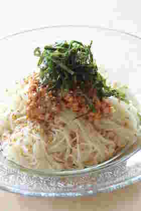 納豆を乗せたそうめん