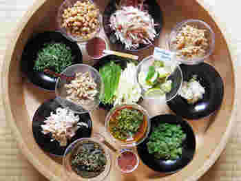 お盆に並んだそうめんの薬味