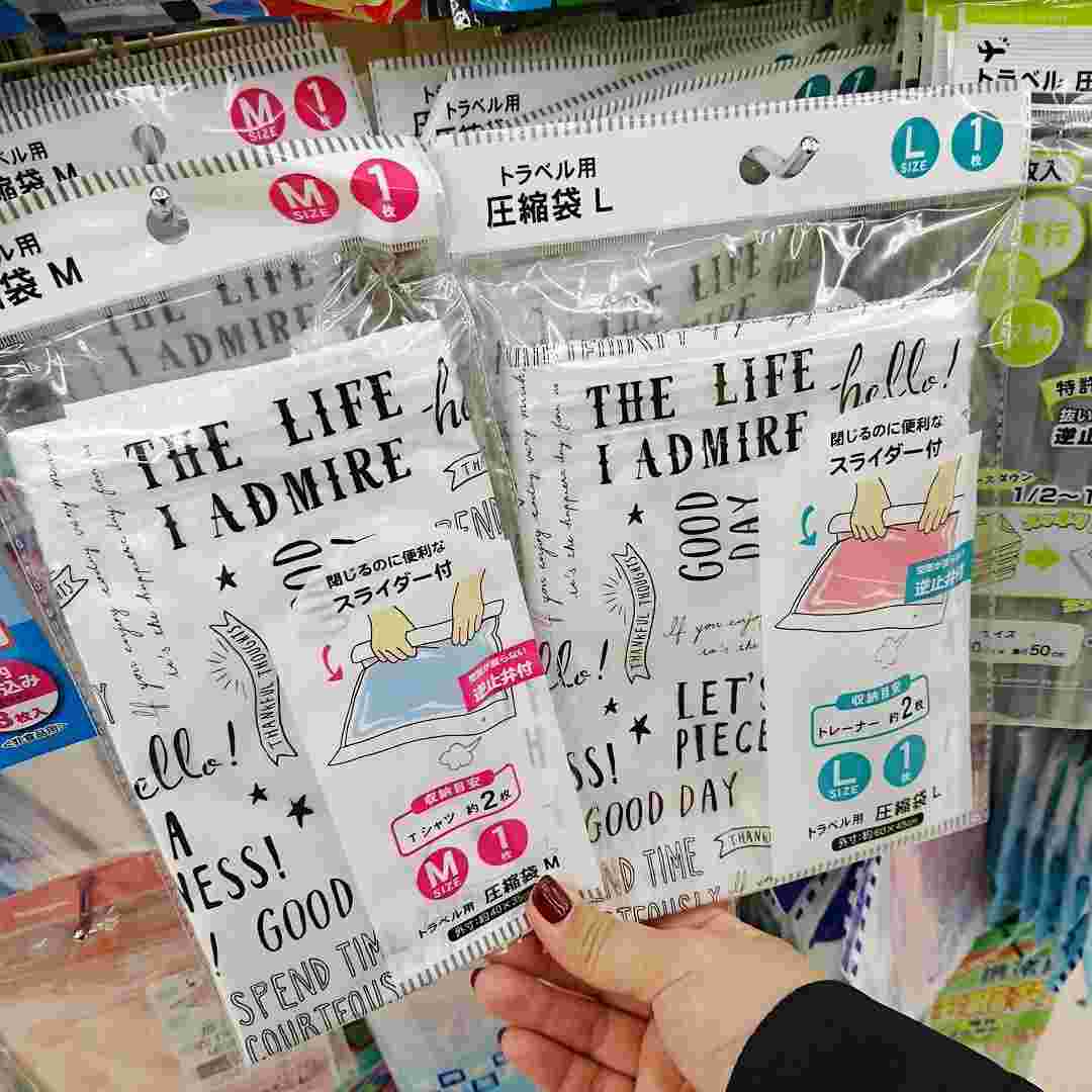 セリアのトラベル用圧縮袋を手にとっている様子。
