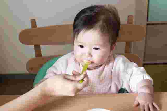 離乳食を食べる赤ちゃん