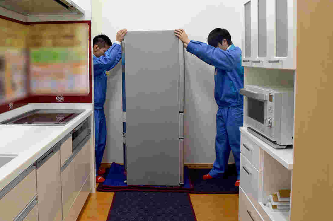 冷蔵庫を設置している様子