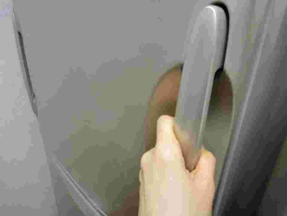 冷蔵庫の扉を開こうとしている様子