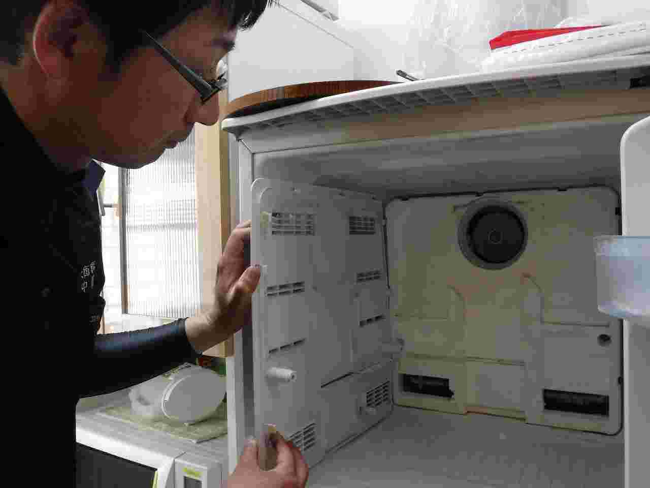 冷蔵庫のファンを確認している様子