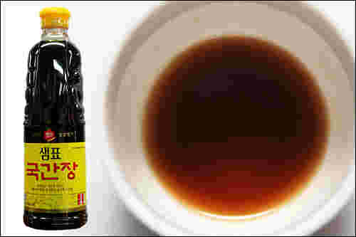 韓国醤油カンジャンのボトル入りとお皿に少量のカンジャンが入っている様子