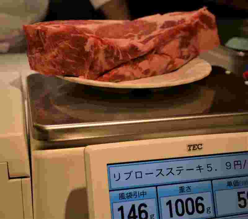 1kgのリブロースステーキ肉を計量中