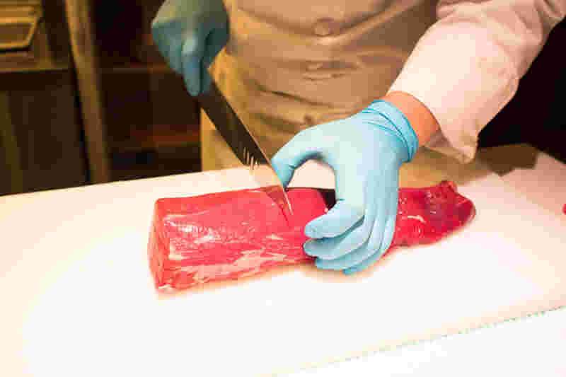 ヒレ肉をカットしているところ