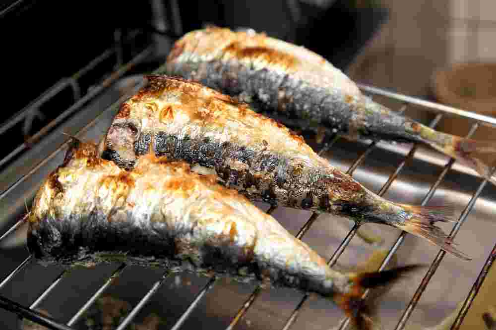 グリルで魚焼いている画像