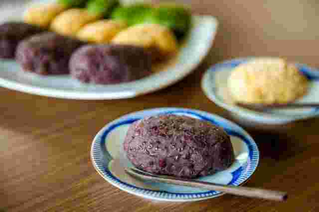 三食おはぎと小皿に盛られたあんこおはぎときな粉おはぎ