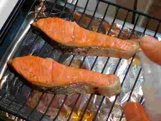魚焼きグリルで焼かれる鮭