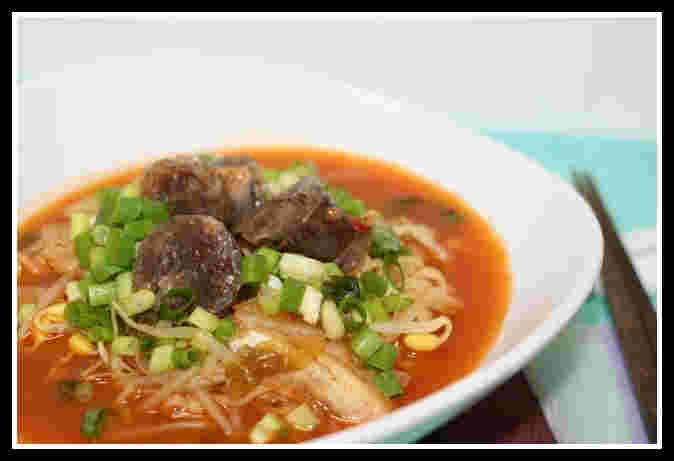 白い器に盛ったスンデラーメン