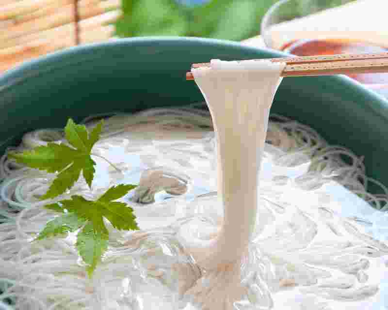 氷水に浸したそうめんの様子