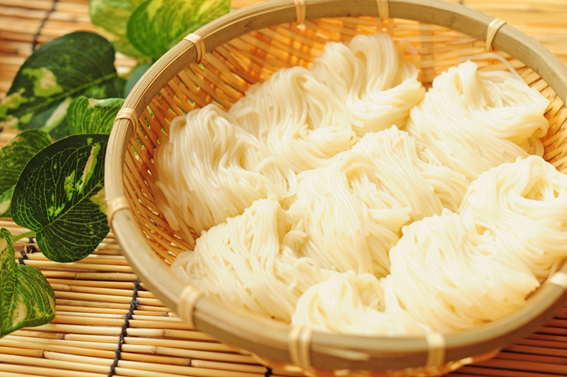 ざるに乗せたそうめんの様子