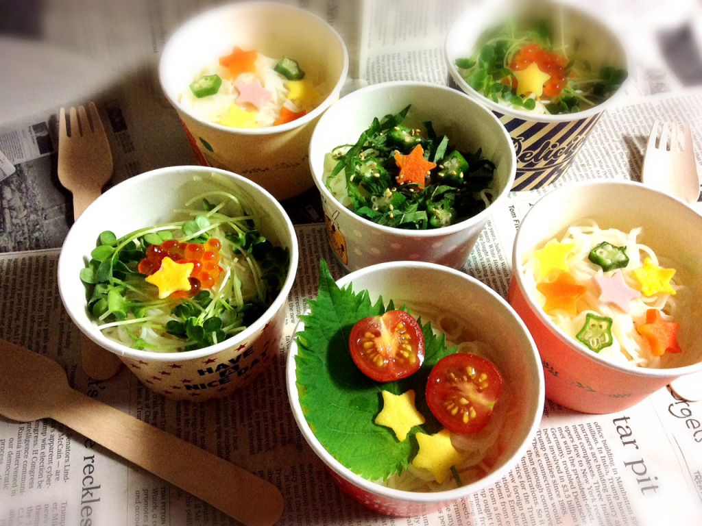 可愛くデコレーションされたカップそうめんの様子
