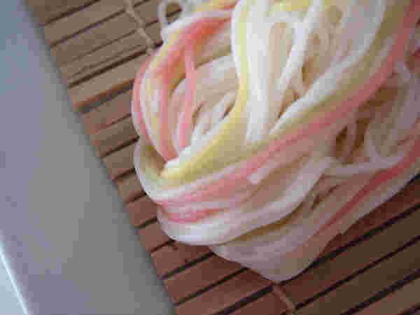 カラフルなそうめんの様子
