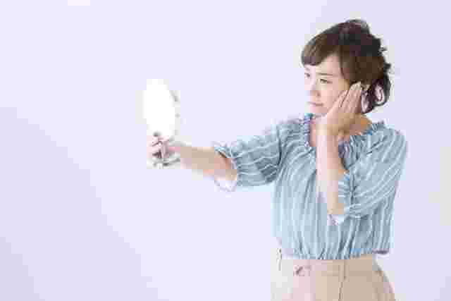 肌を気にする女性
