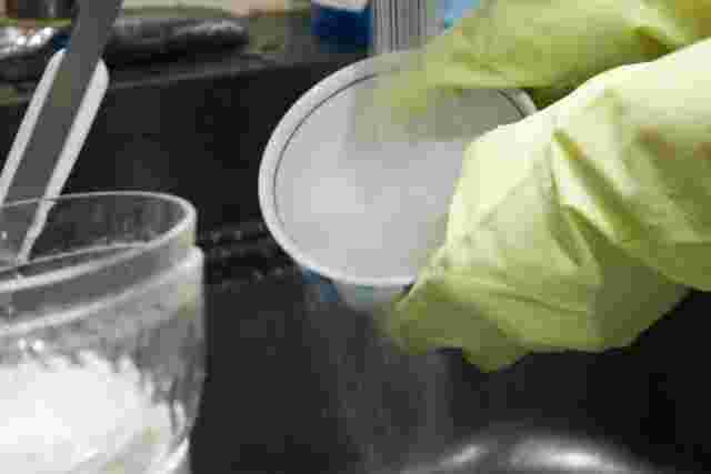 お茶碗に水をかけているようす