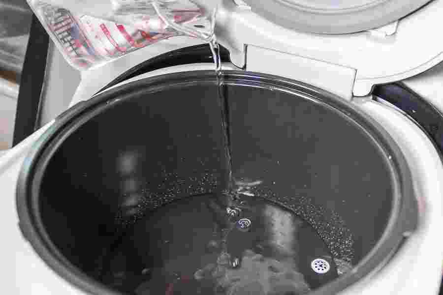 炊飯器に水を入れている様子