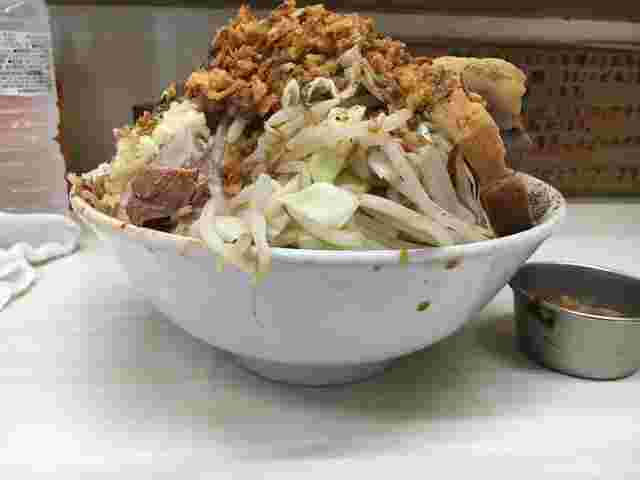 刻みニンニクなどをトッピングしたラーメン
