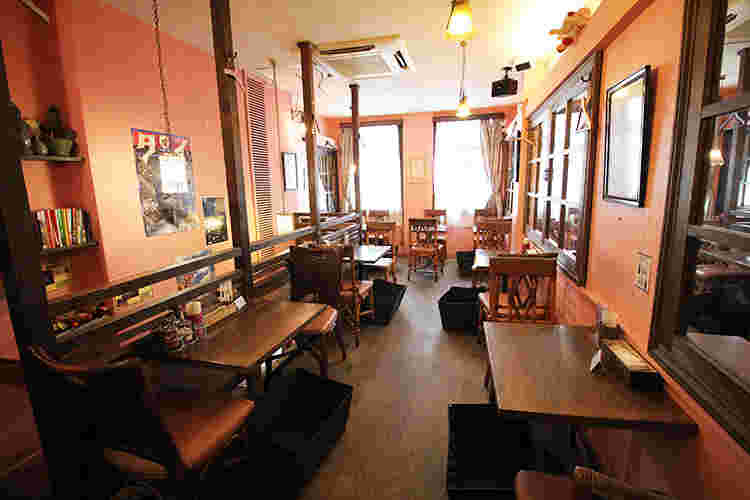 ピンクの壁紙と茶色を基調としたクルンサイアム店内