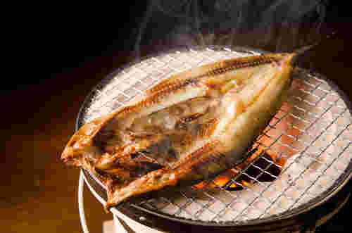 ホッケを七輪で焼いている画像